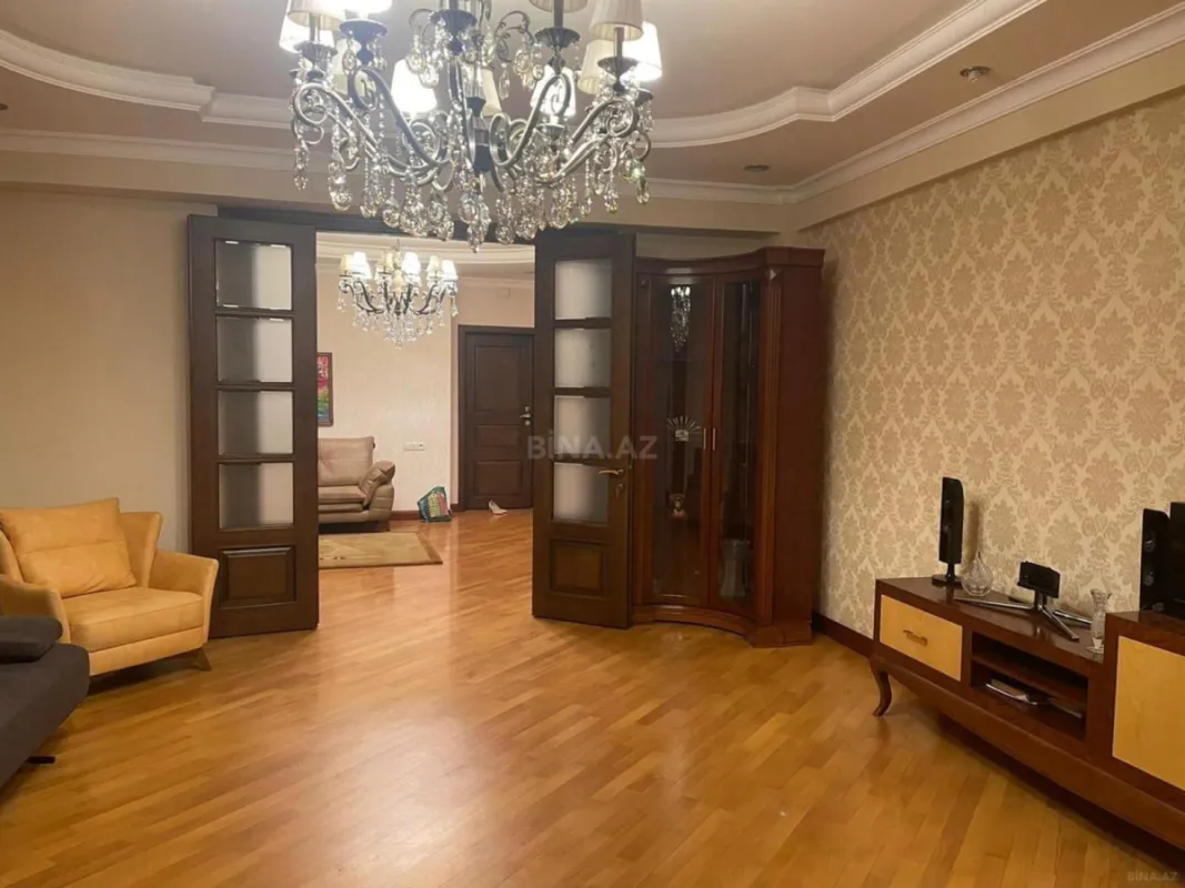 Kirayə verilir 4 otaqlı mənzil 160 m²
