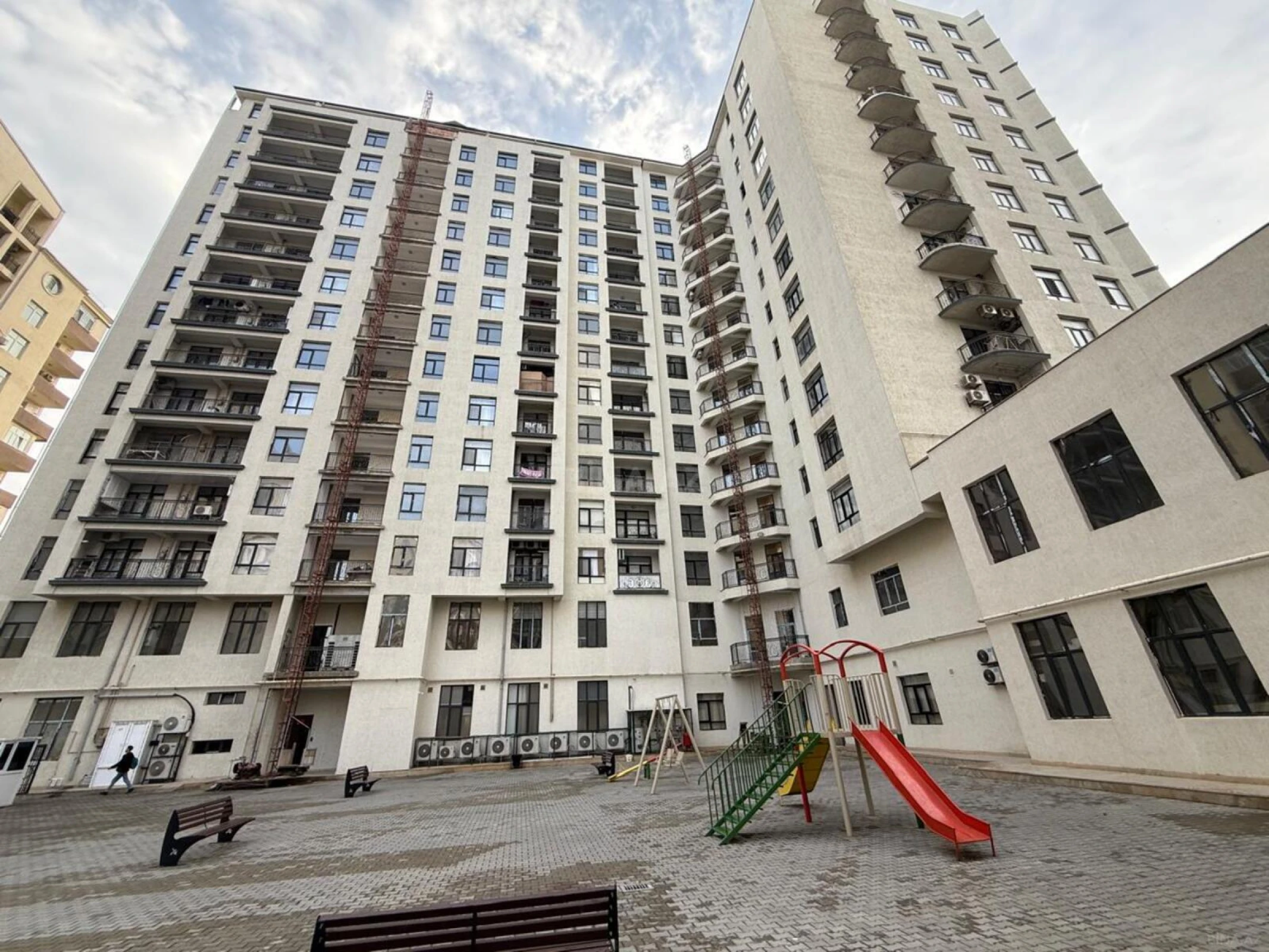 Satılır 3 otaqlı mənzil 144 m²