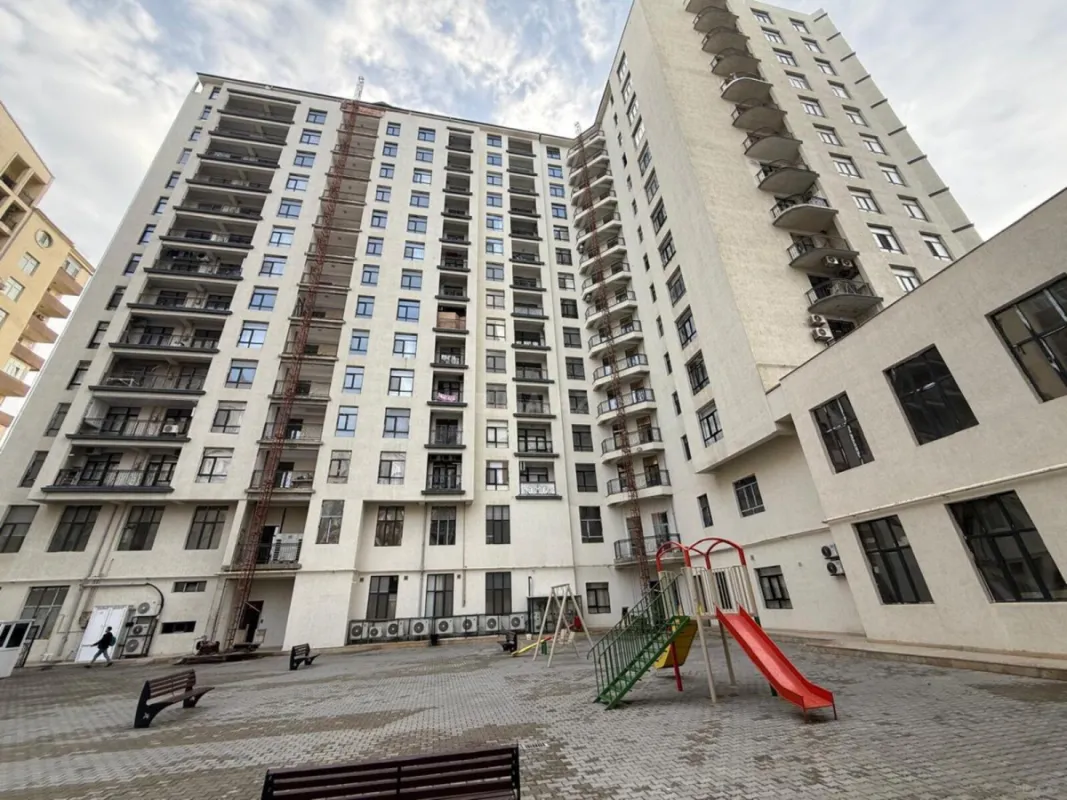 Satılır 3 otaqlı mənzil 144 m²