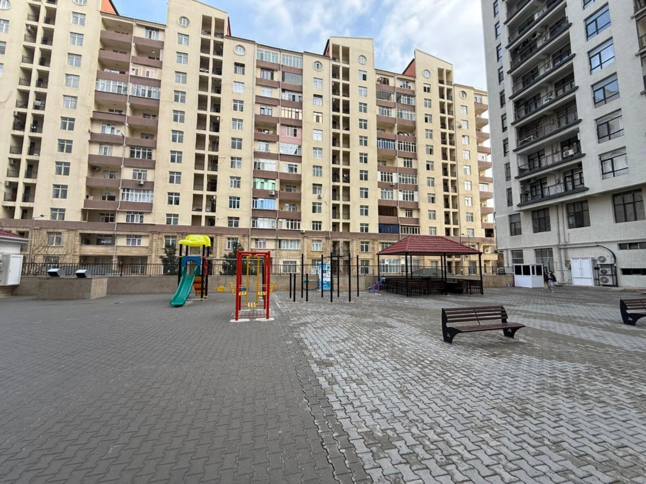 Satılır 3 otaqlı mənzil 144 m²