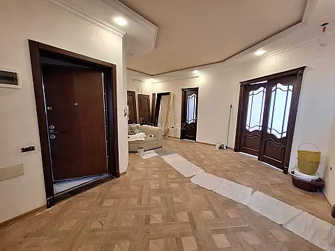Satılır 3 otaqlı mənzil 154 m²