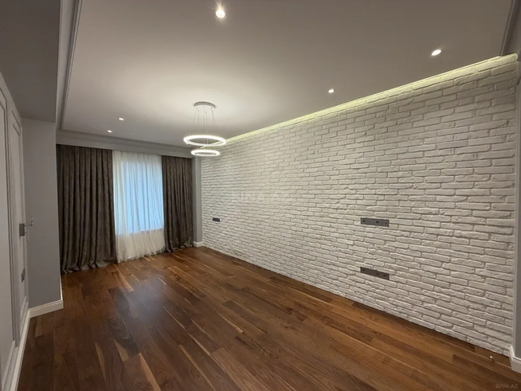Satılır 4 otaqlı mənzil 211 m²