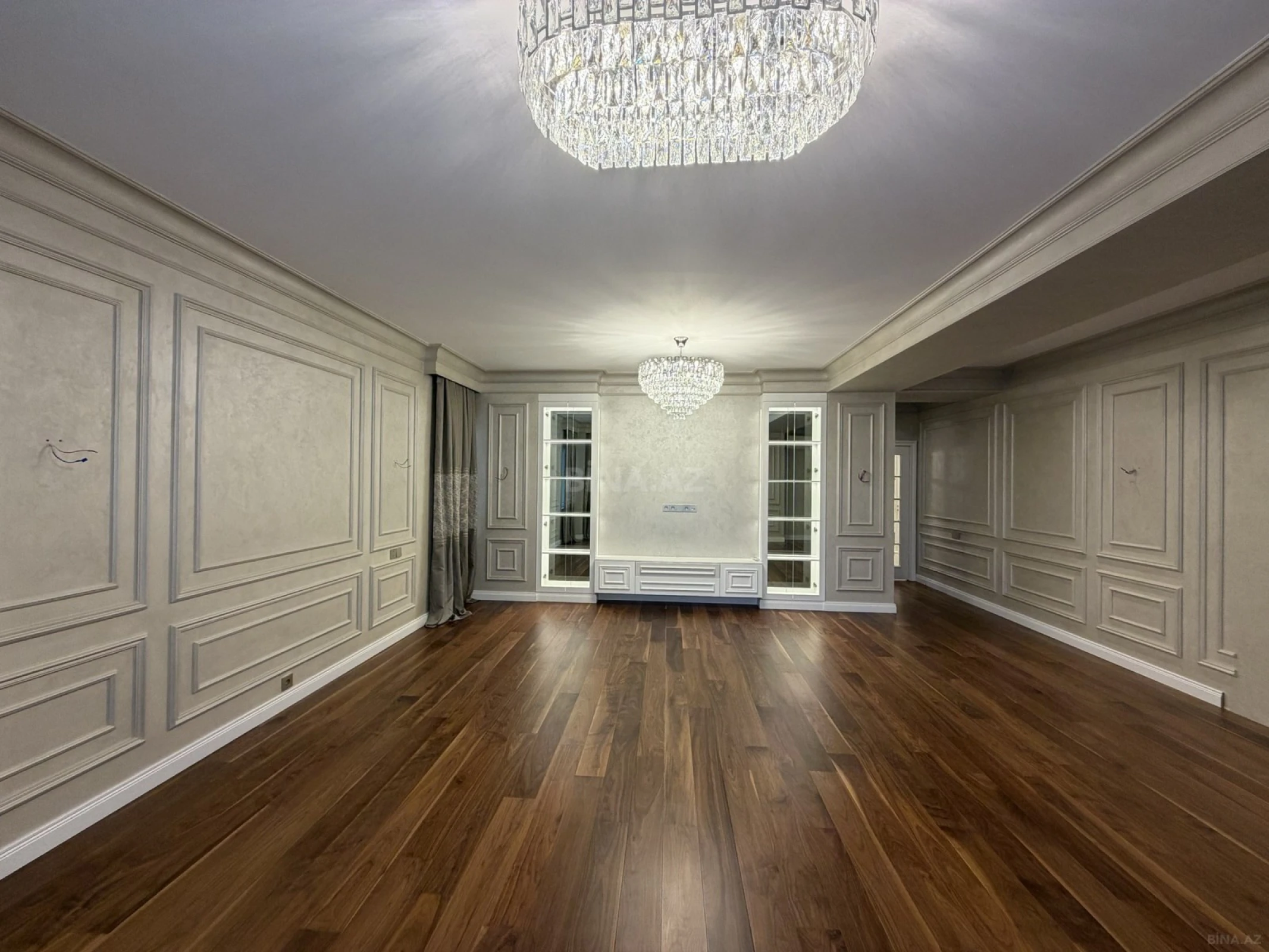 Satılır 4 otaqlı mənzil 211 m²