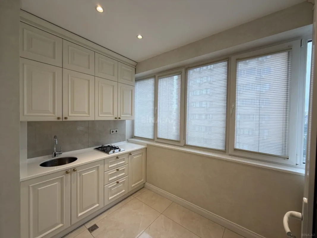 Satılır 4 otaqlı mənzil 211 m²