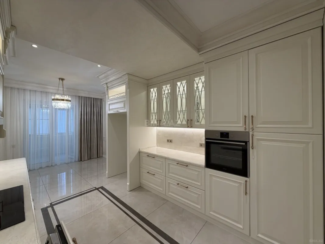 Satılır 4 otaqlı mənzil 211 m²