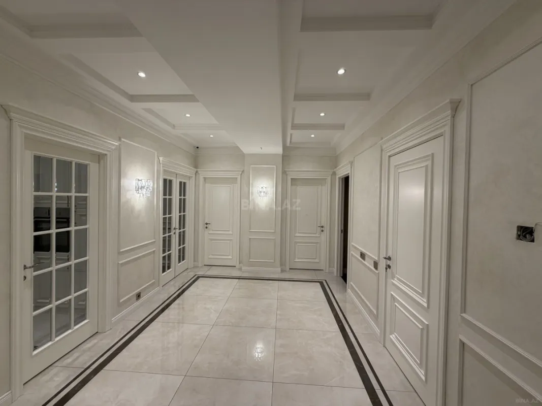 Satılır 4 otaqlı mənzil 211 m²