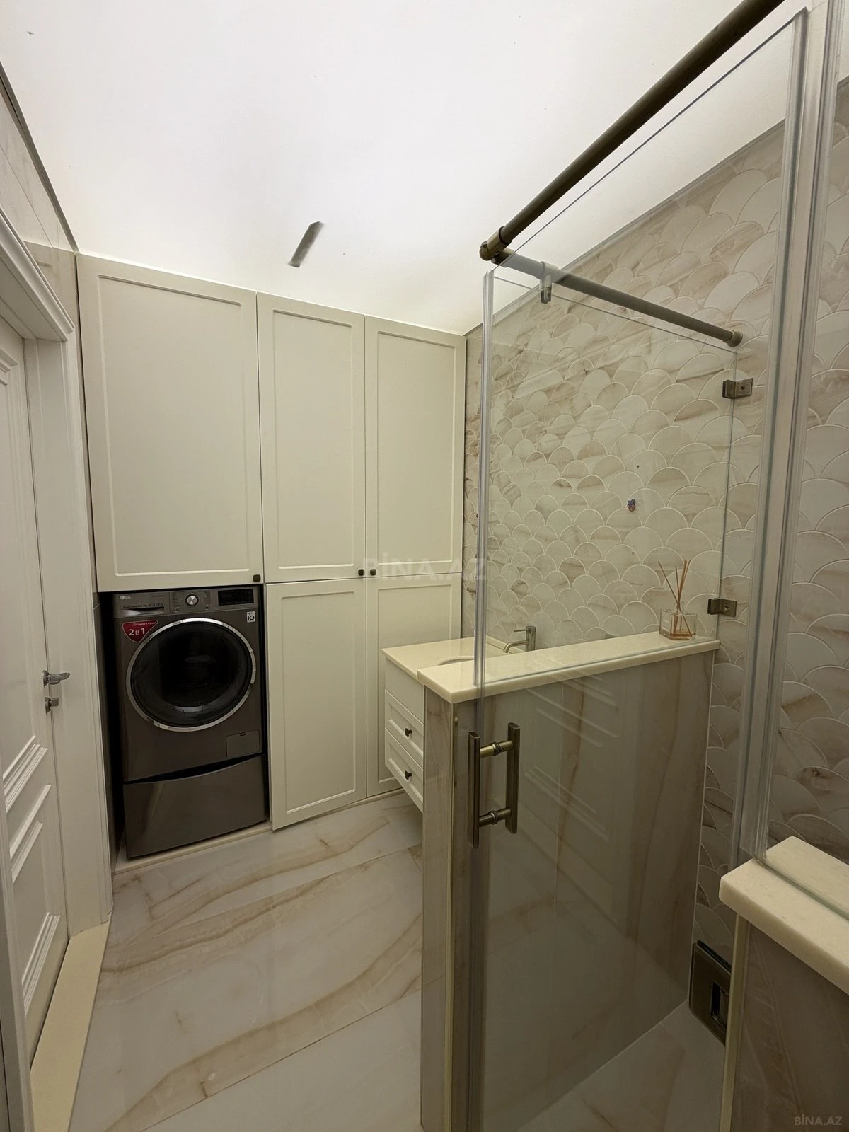 Satılır 4 otaqlı mənzil 211 m²