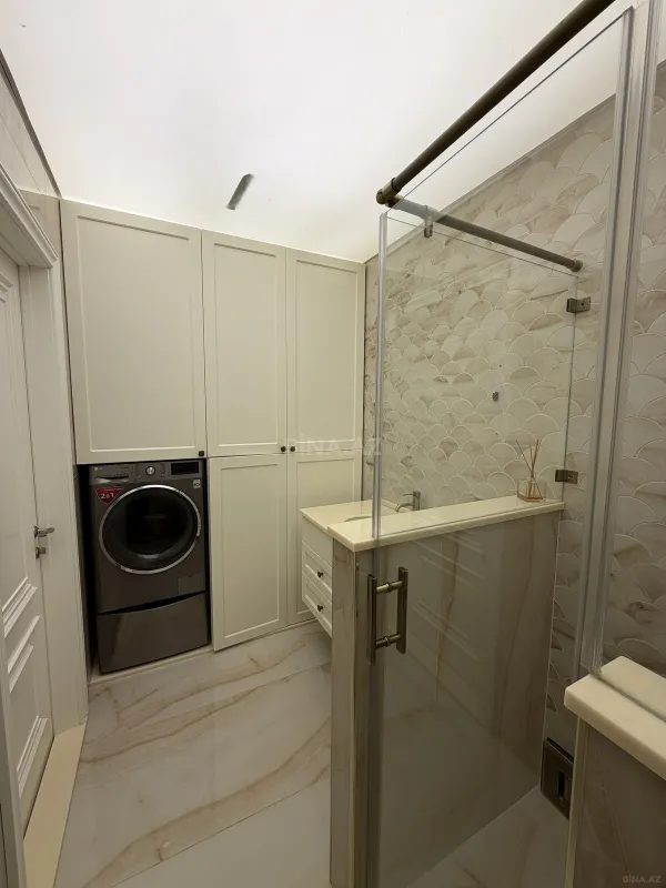Satılır 4 otaqlı mənzil 211 m²