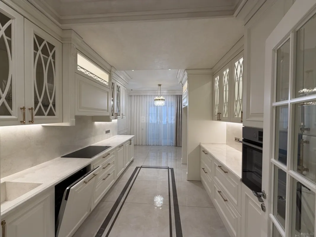 Satılır 4 otaqlı mənzil 211 m²