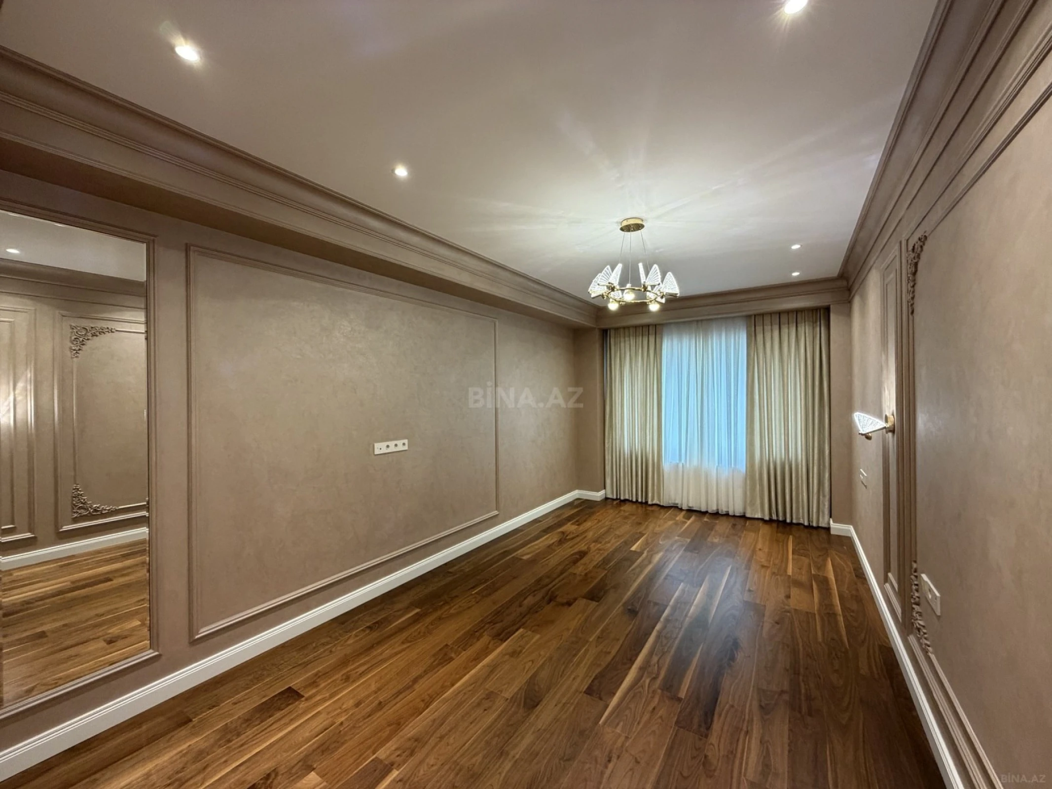 Satılır 4 otaqlı mənzil 211 m²