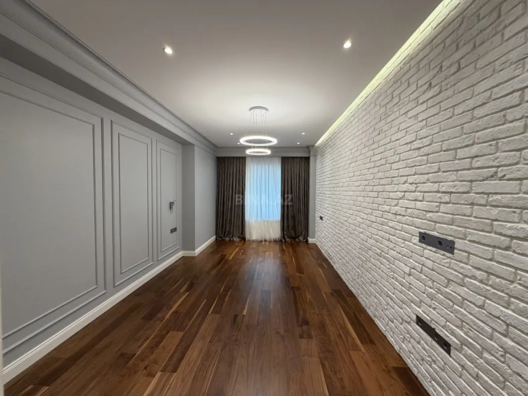 Satılır 4 otaqlı mənzil 211 m²