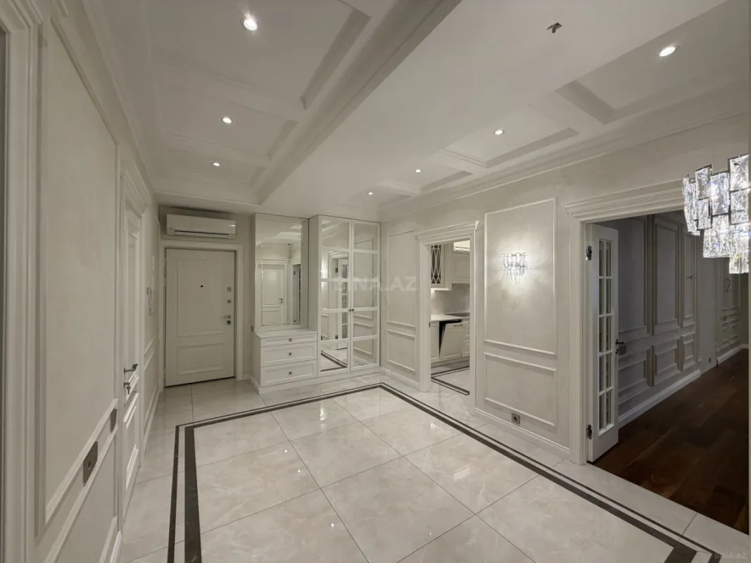 Satılır 4 otaqlı mənzil 211 m²