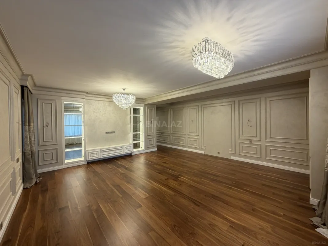 Satılır 4 otaqlı mənzil 211 m²