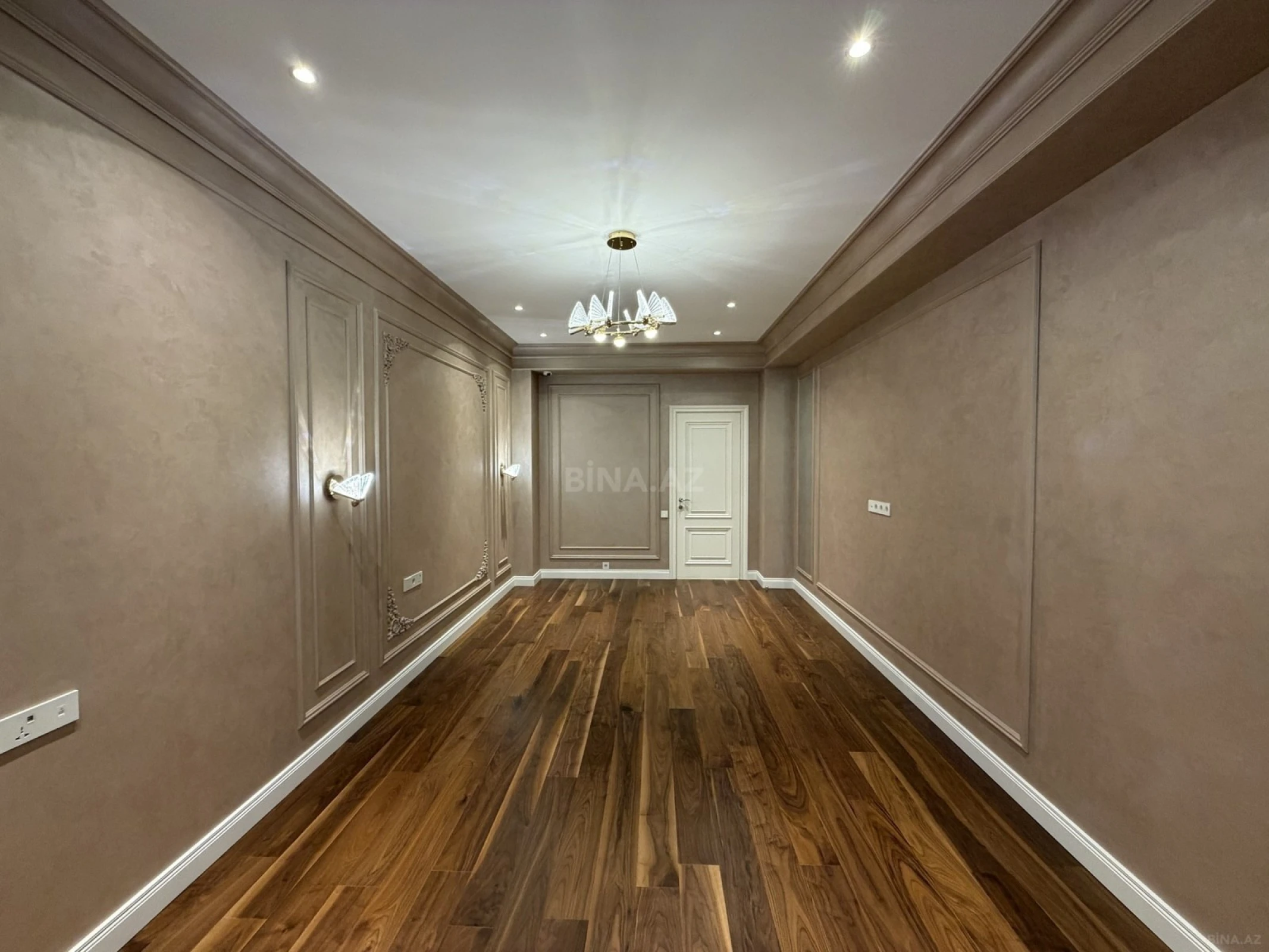 Satılır 4 otaqlı mənzil 211 m²