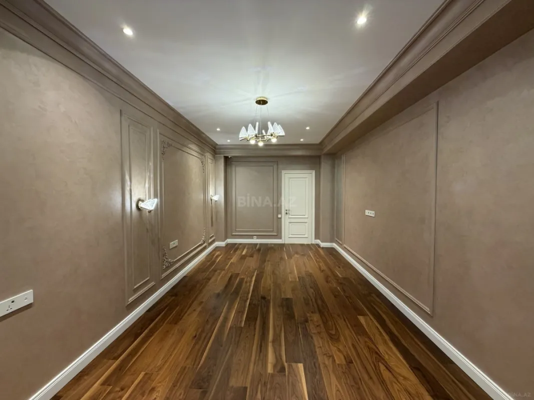 Satılır 4 otaqlı mənzil 211 m²