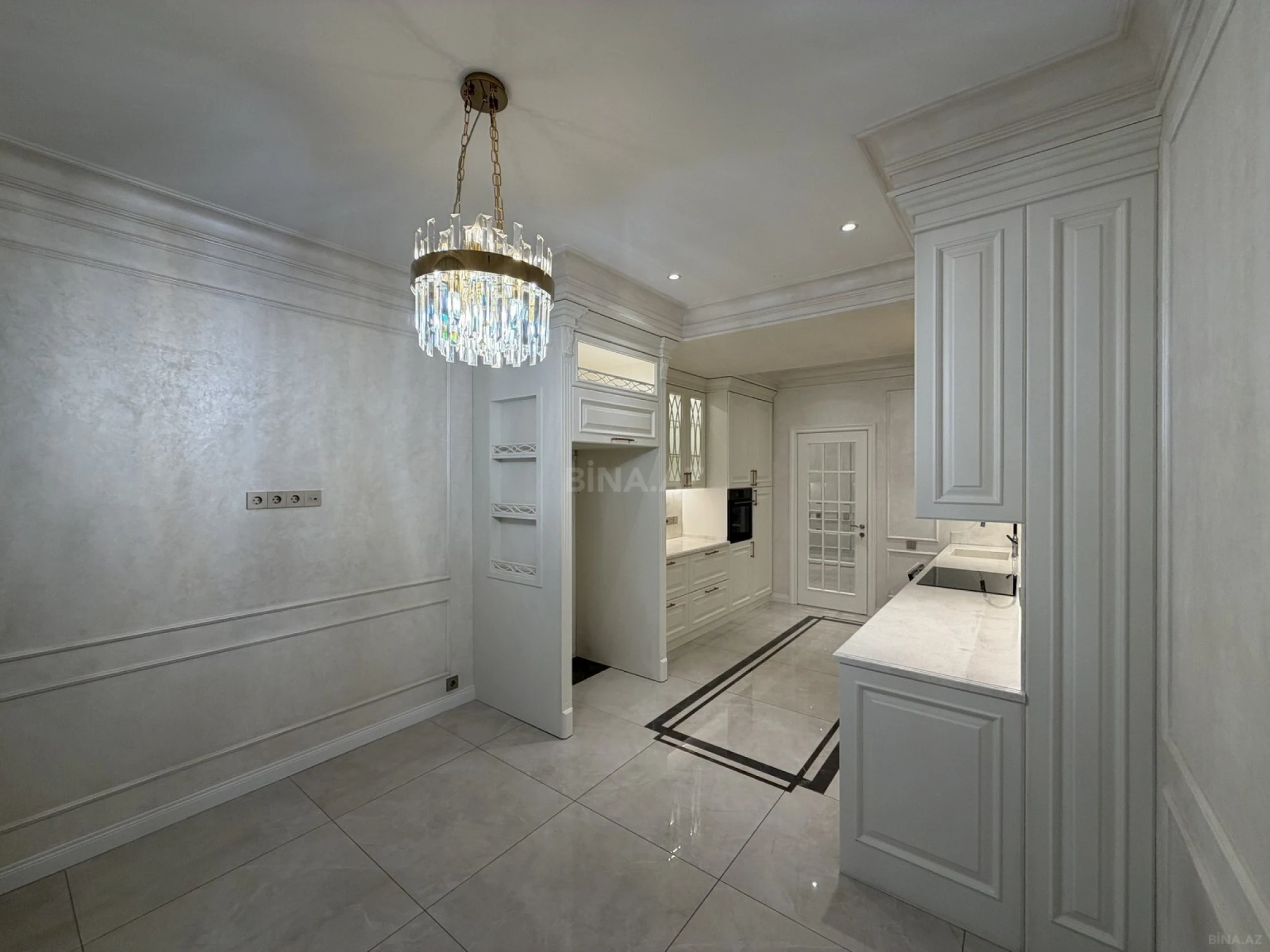 Satılır 4 otaqlı mənzil 211 m²