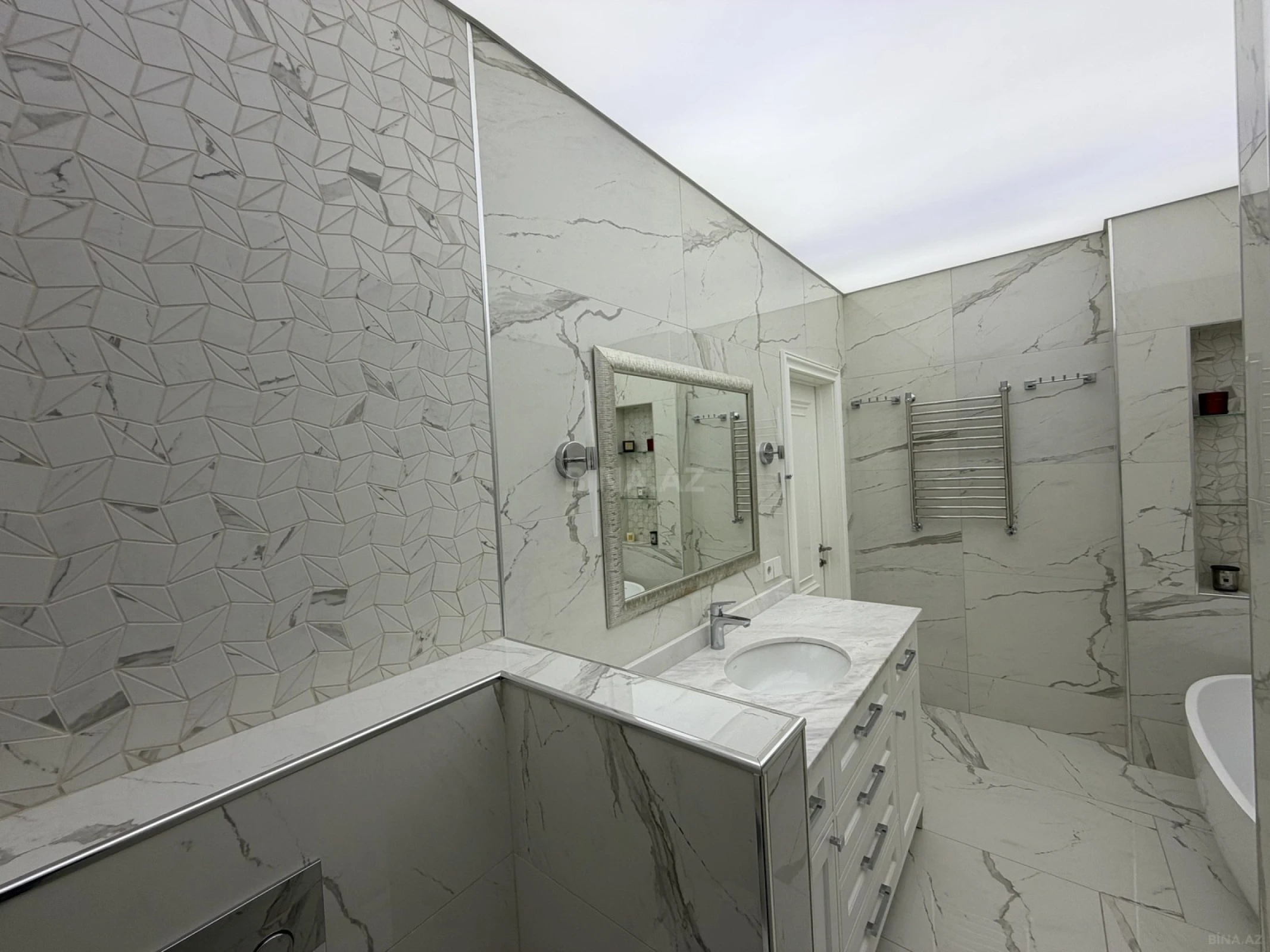 Satılır 4 otaqlı mənzil 211 m²