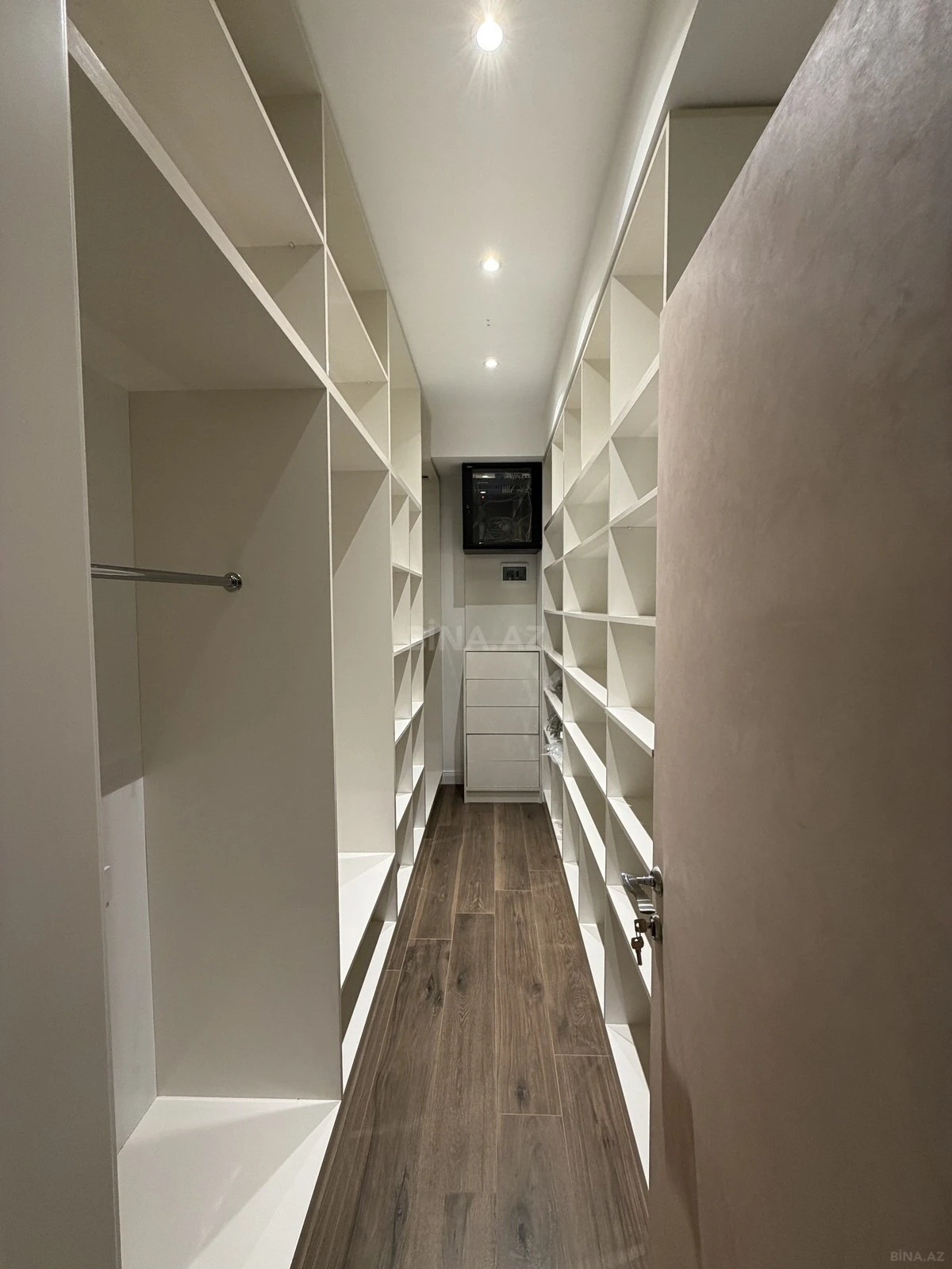 Satılır 4 otaqlı mənzil 211 m²