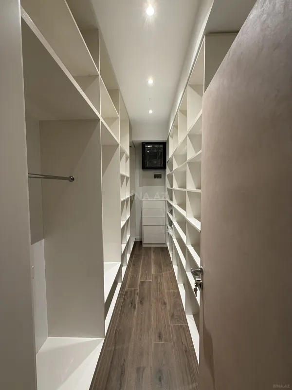 Satılır 4 otaqlı mənzil 211 m²