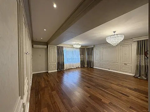 Satılır 4 otaqlı mənzil 211 m²