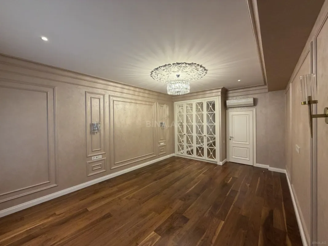 Satılır 4 otaqlı mənzil 211 m²