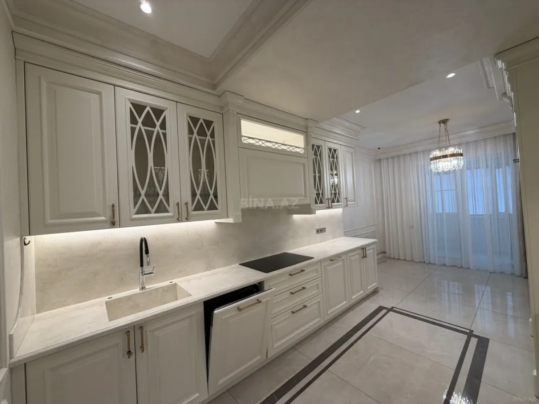 Satılır 4 otaqlı mənzil 211 m²