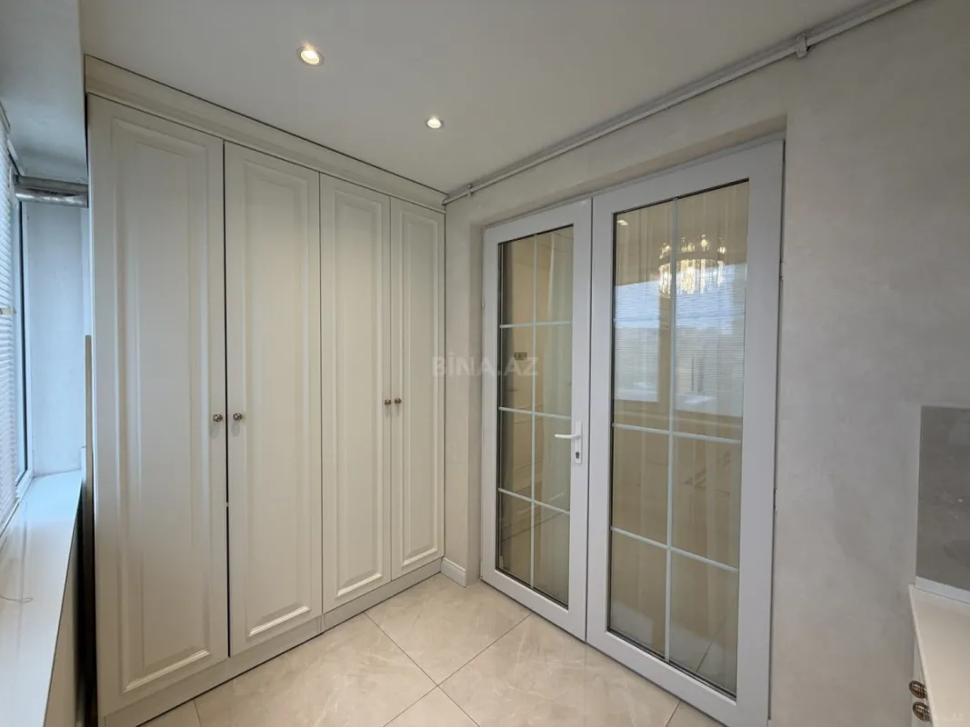 Satılır 4 otaqlı mənzil 211 m²