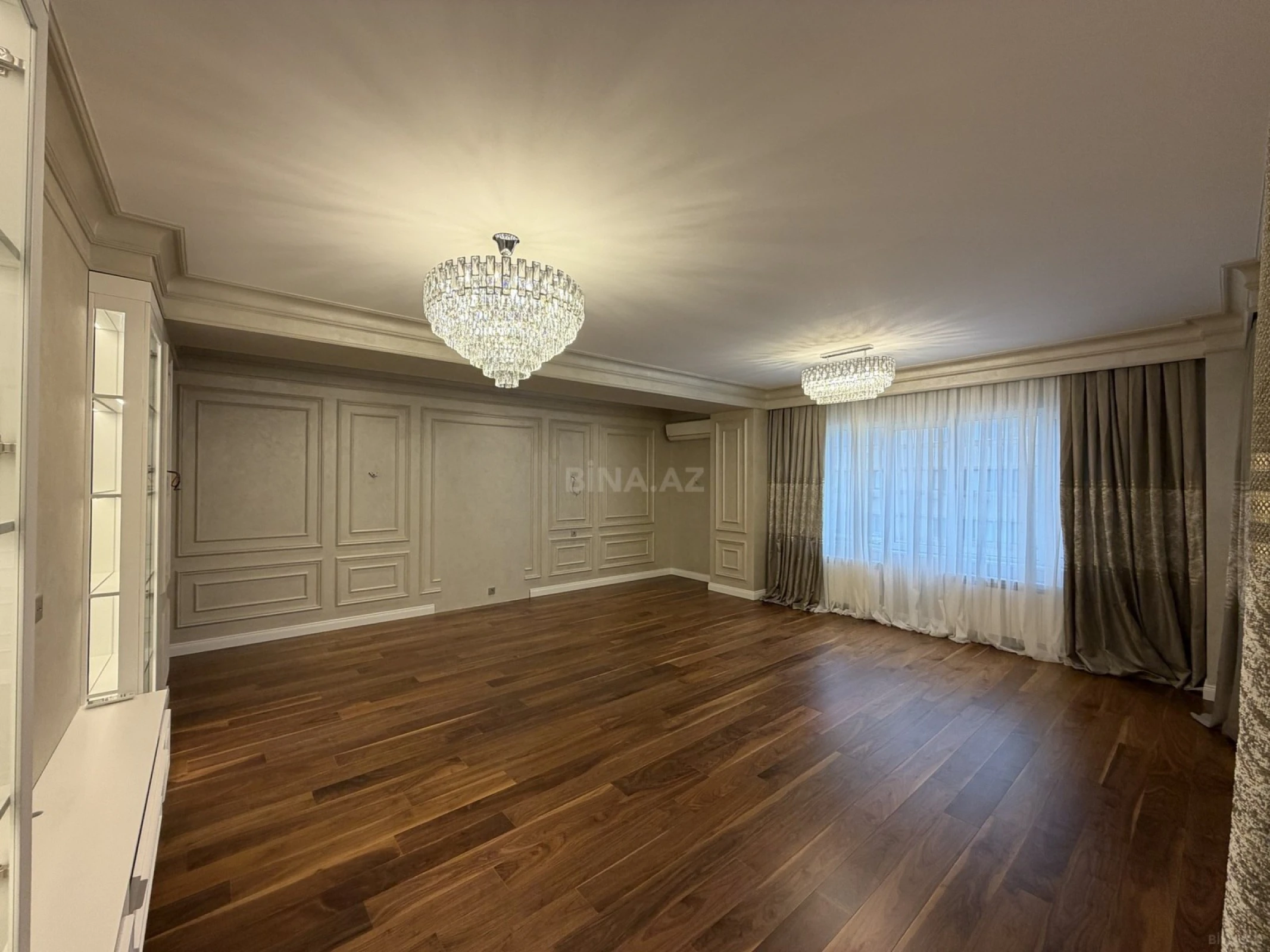 Satılır 4 otaqlı mənzil 211 m²
