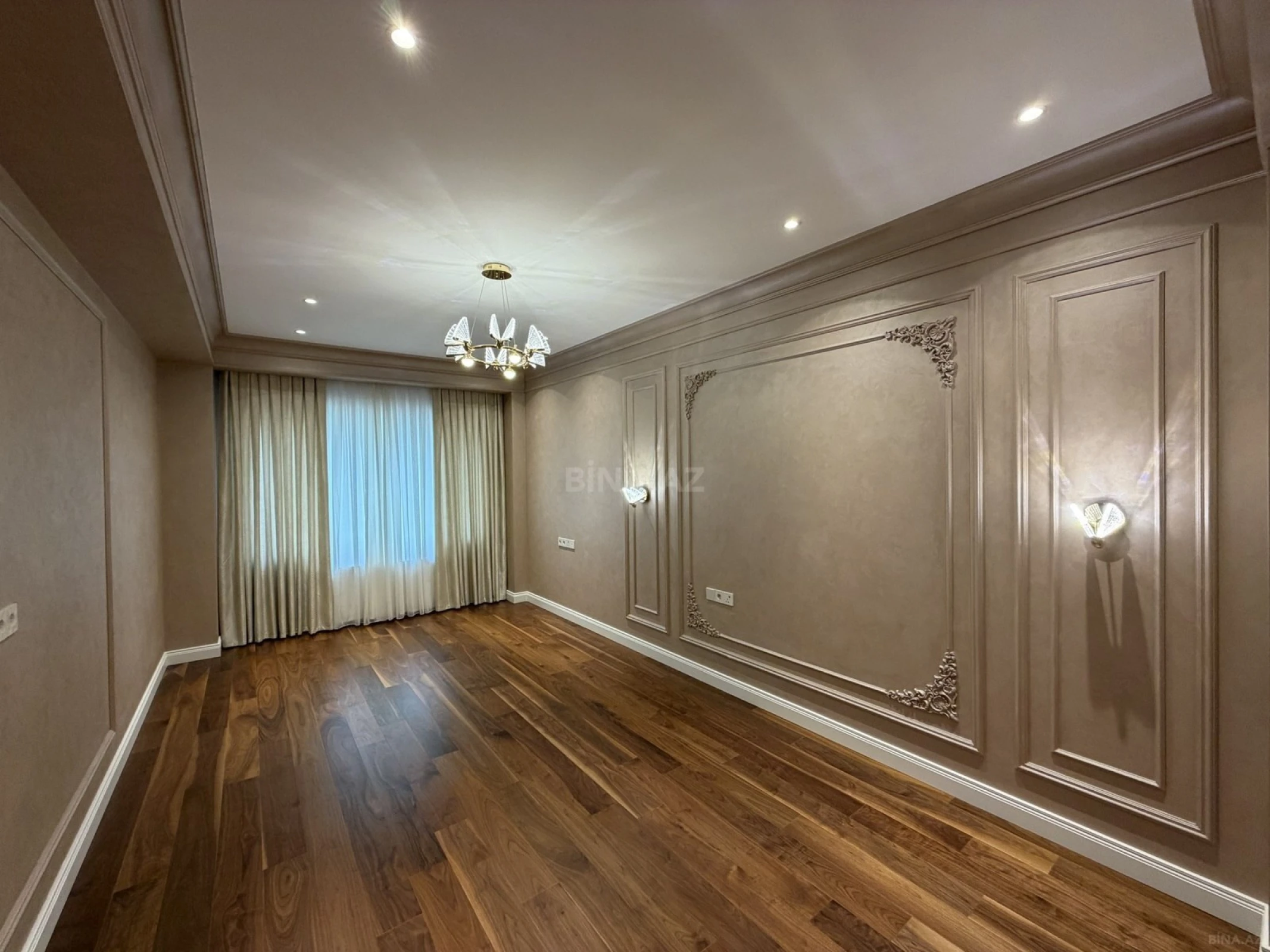 Satılır 4 otaqlı mənzil 211 m²