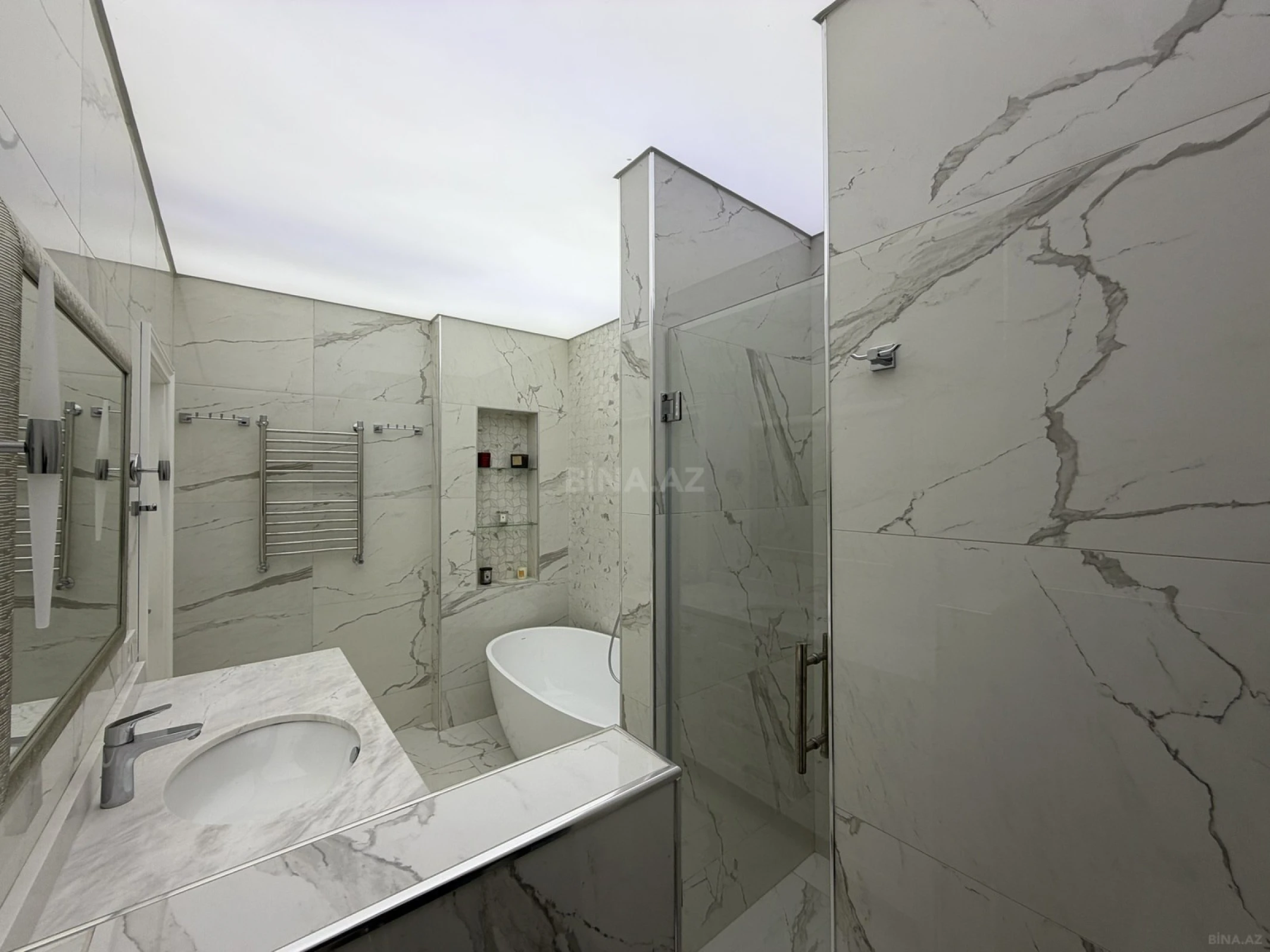 Satılır 4 otaqlı mənzil 211 m²