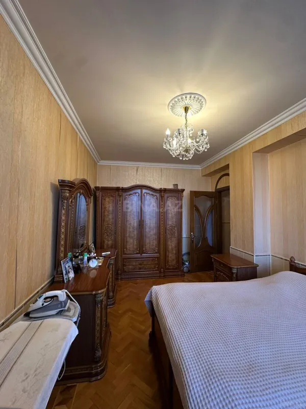 Satılır 4 otaqlı mənzil 186 m²