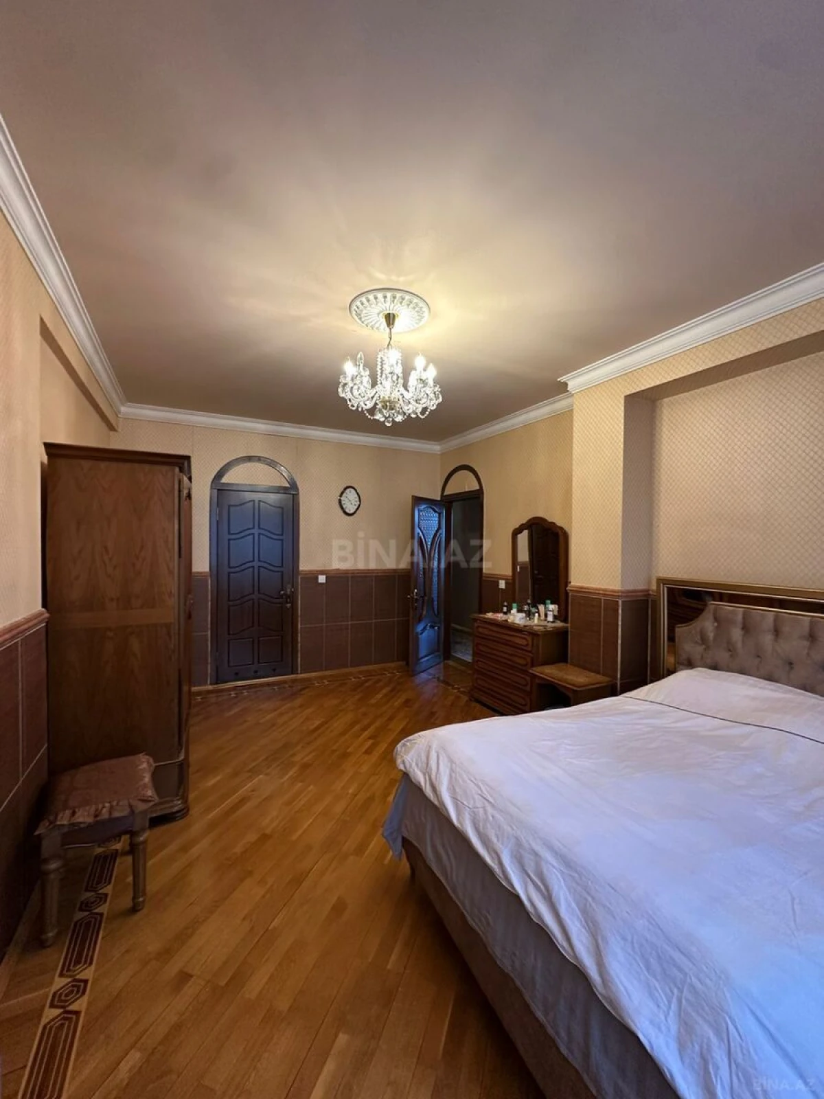 Satılır 4 otaqlı mənzil 186 m²