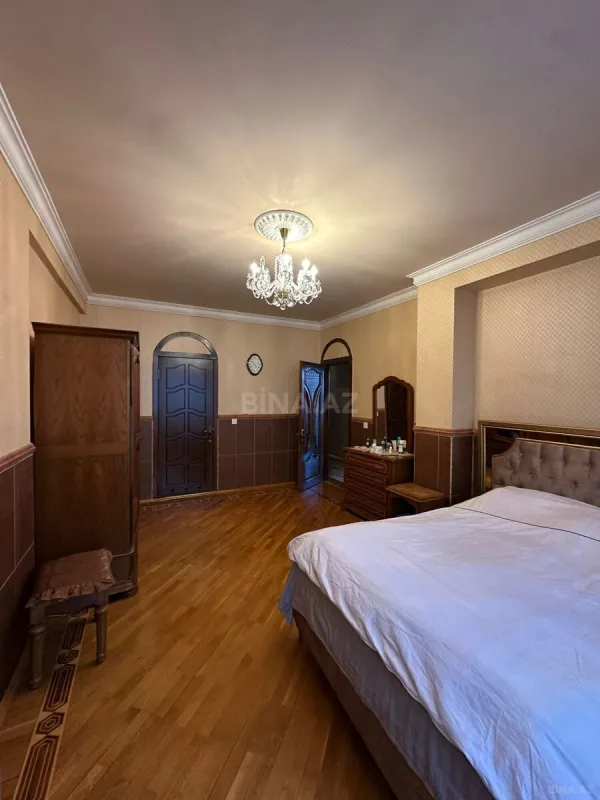 Satılır 4 otaqlı mənzil 186 m²