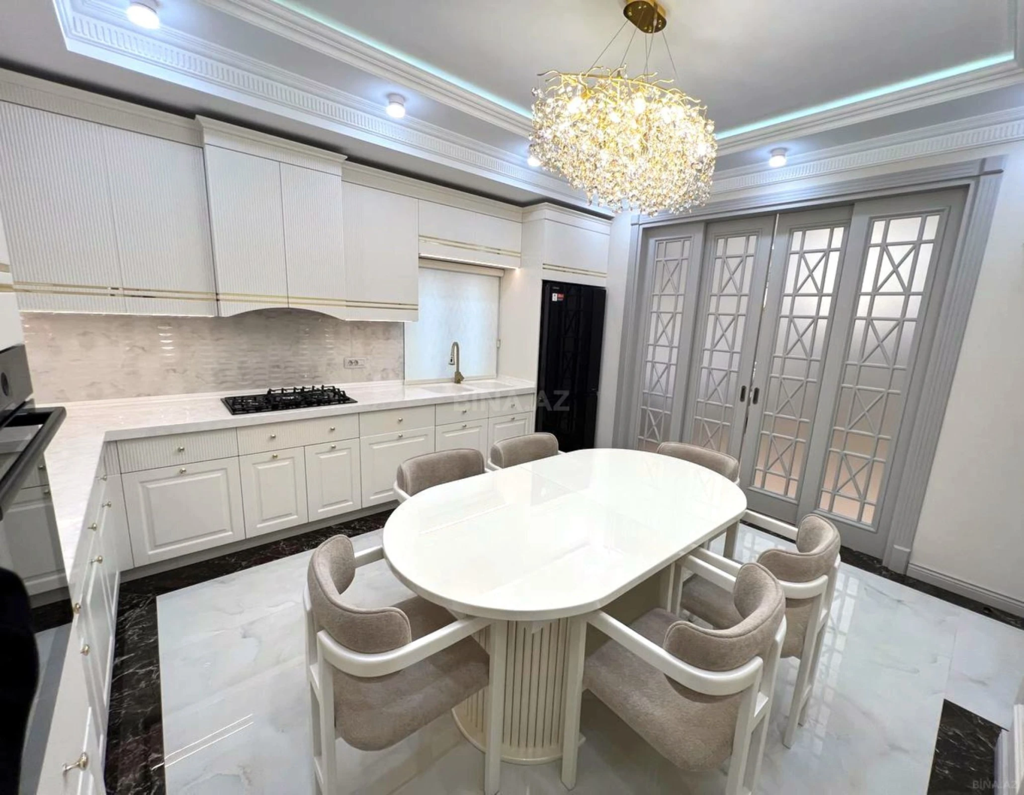 Satılır 4 otaqlı mənzil 177 m²