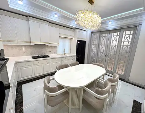 Satılır 4 otaqlı mənzil 177 m²