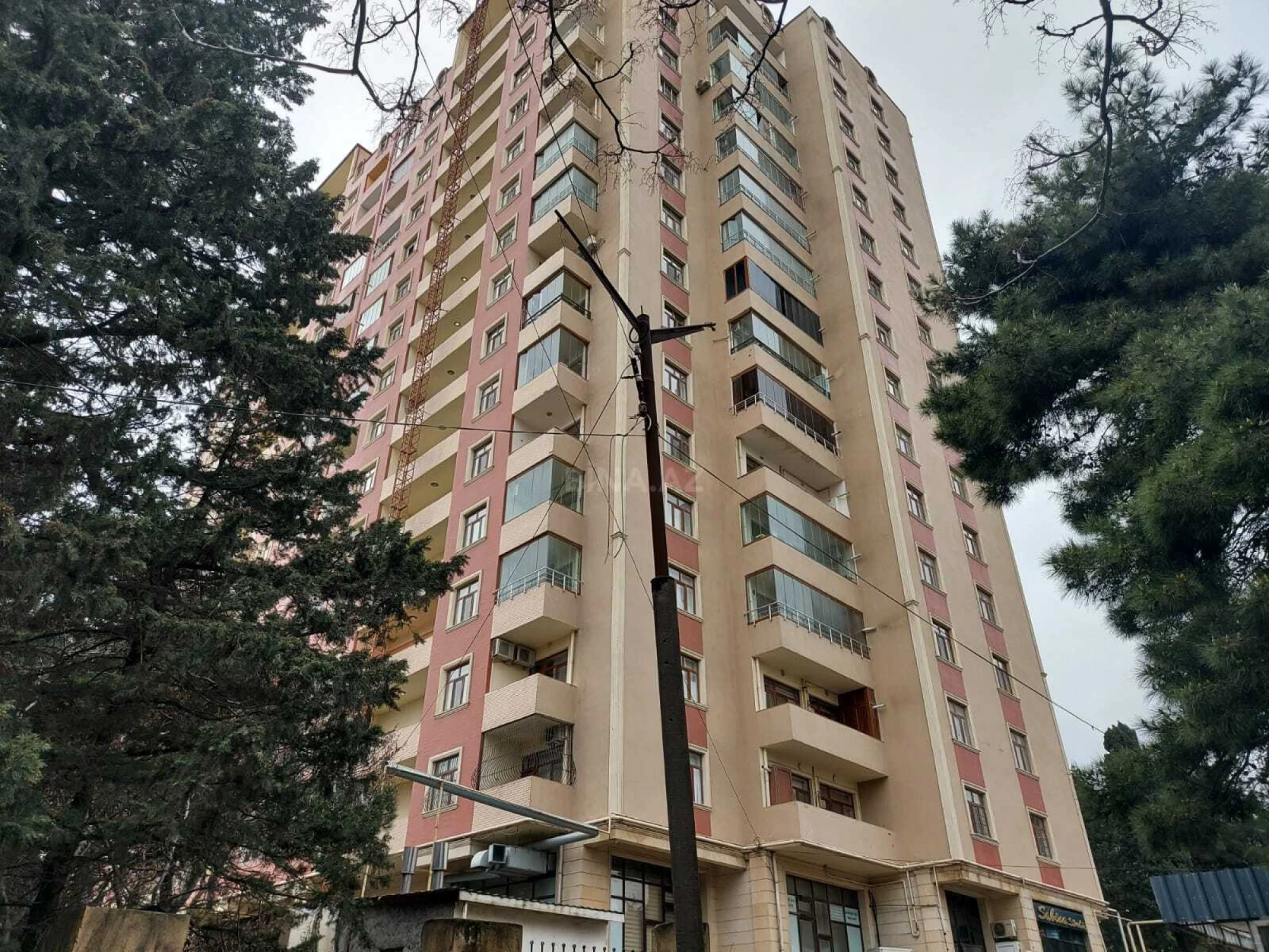Satılır 3 otaqlı mənzil 141 m²