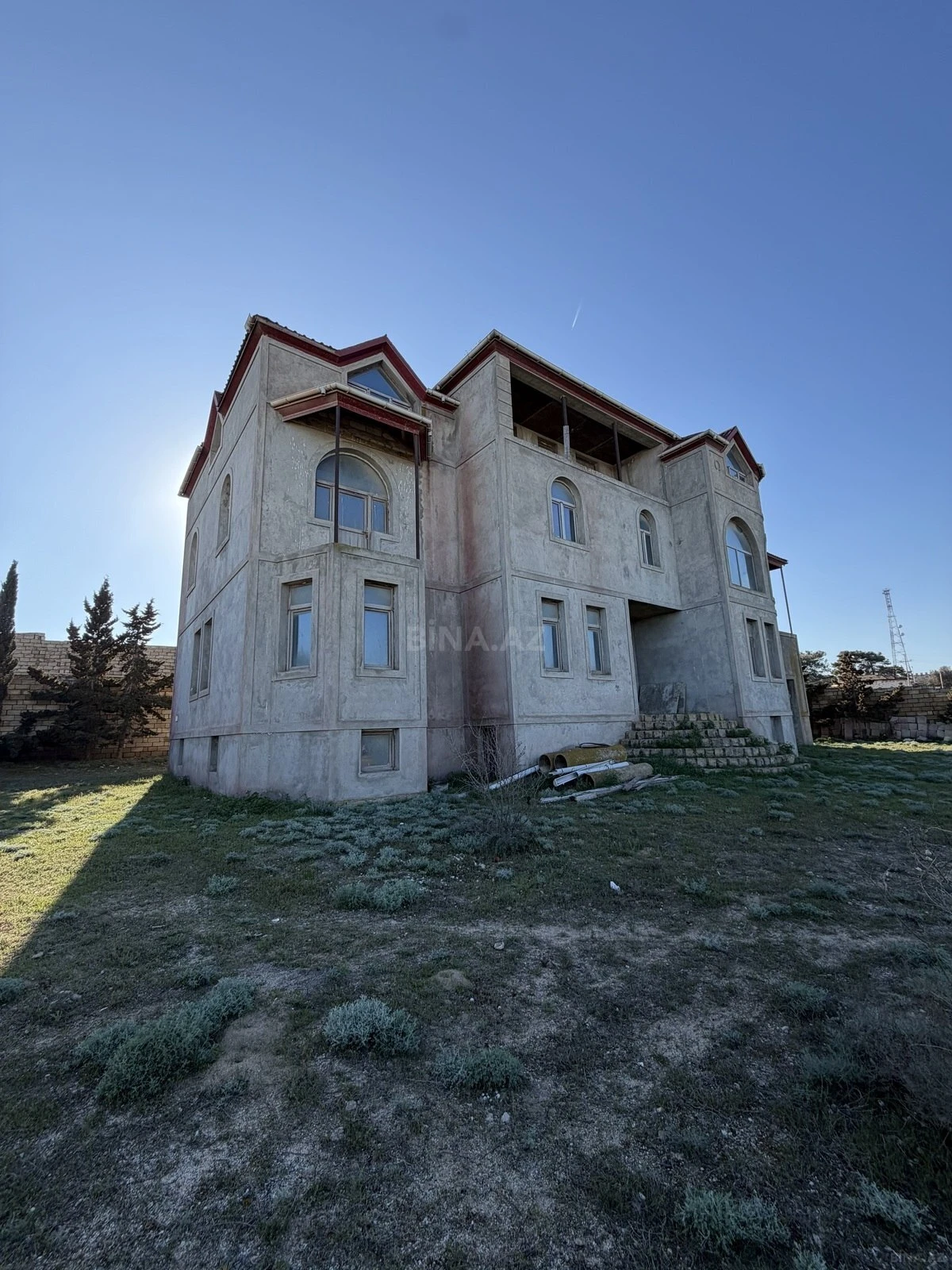 Satılır 14 otaqlı həyət evi 750 m²