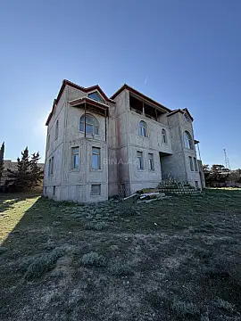 Satılır 14 otaqlı həyət evi 750 m²