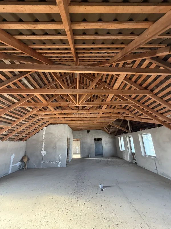 Satılır 14 otaqlı həyət evi 750 m²