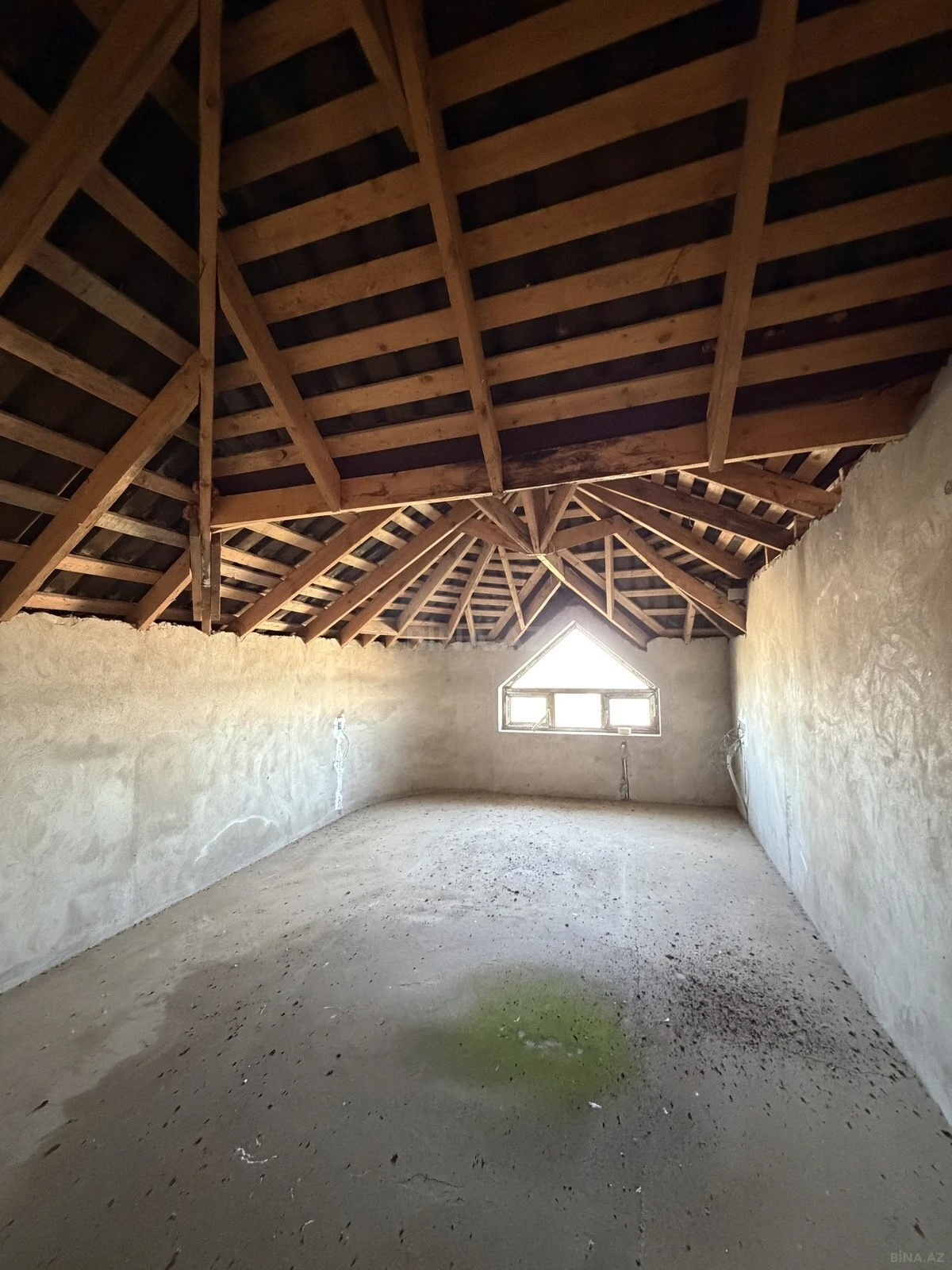 Satılır 14 otaqlı həyət evi 750 m²