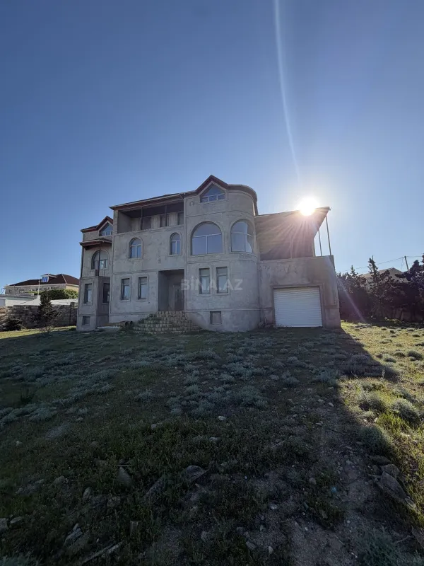 Satılır 14 otaqlı həyət evi 750 m²