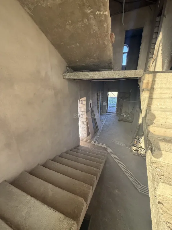 Satılır 14 otaqlı həyət evi 750 m²