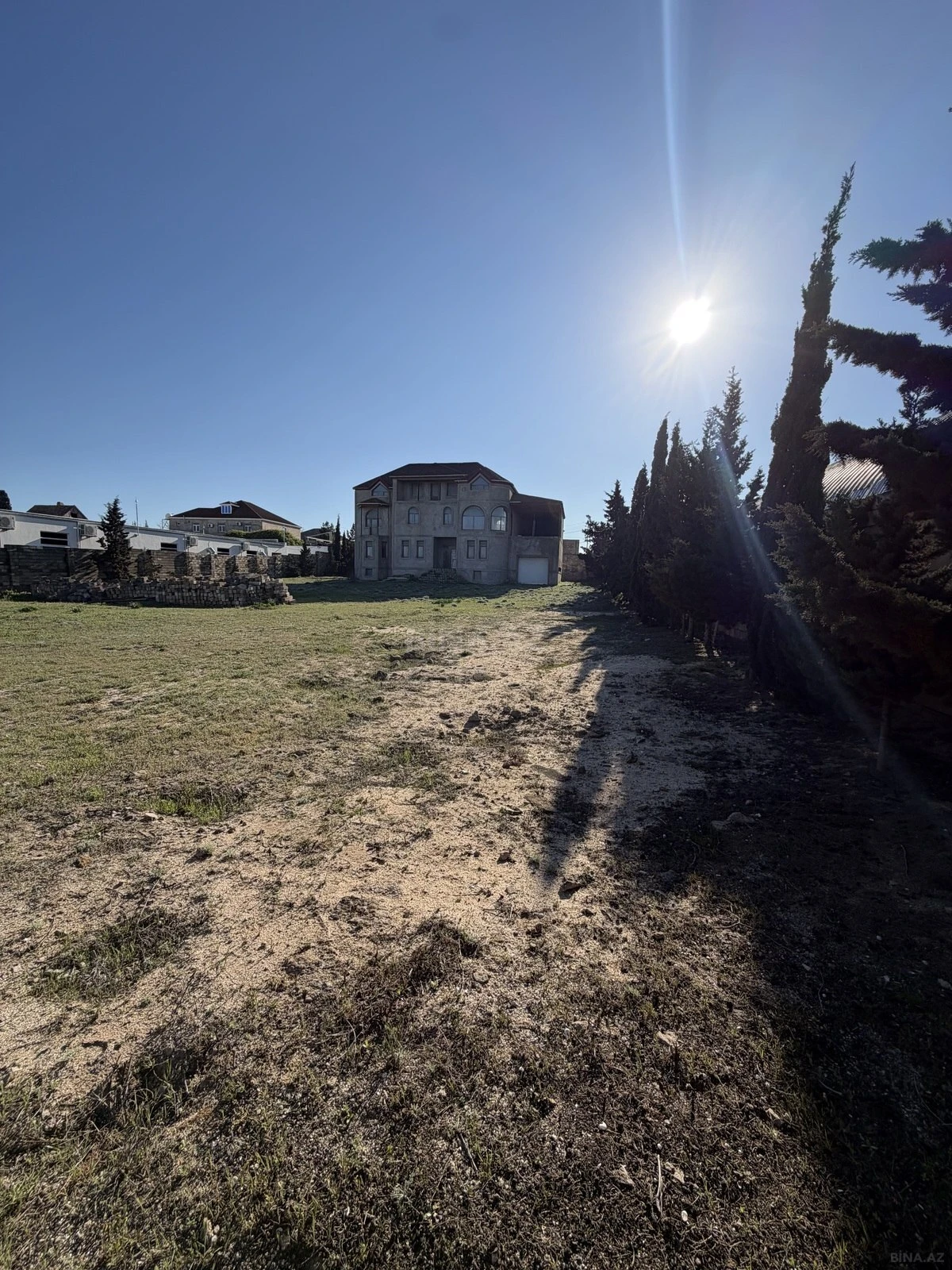 Satılır 14 otaqlı həyət evi 750 m²