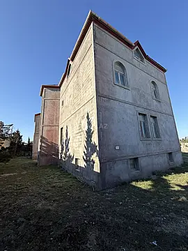Satılır 14 otaqlı həyət evi 750 m²