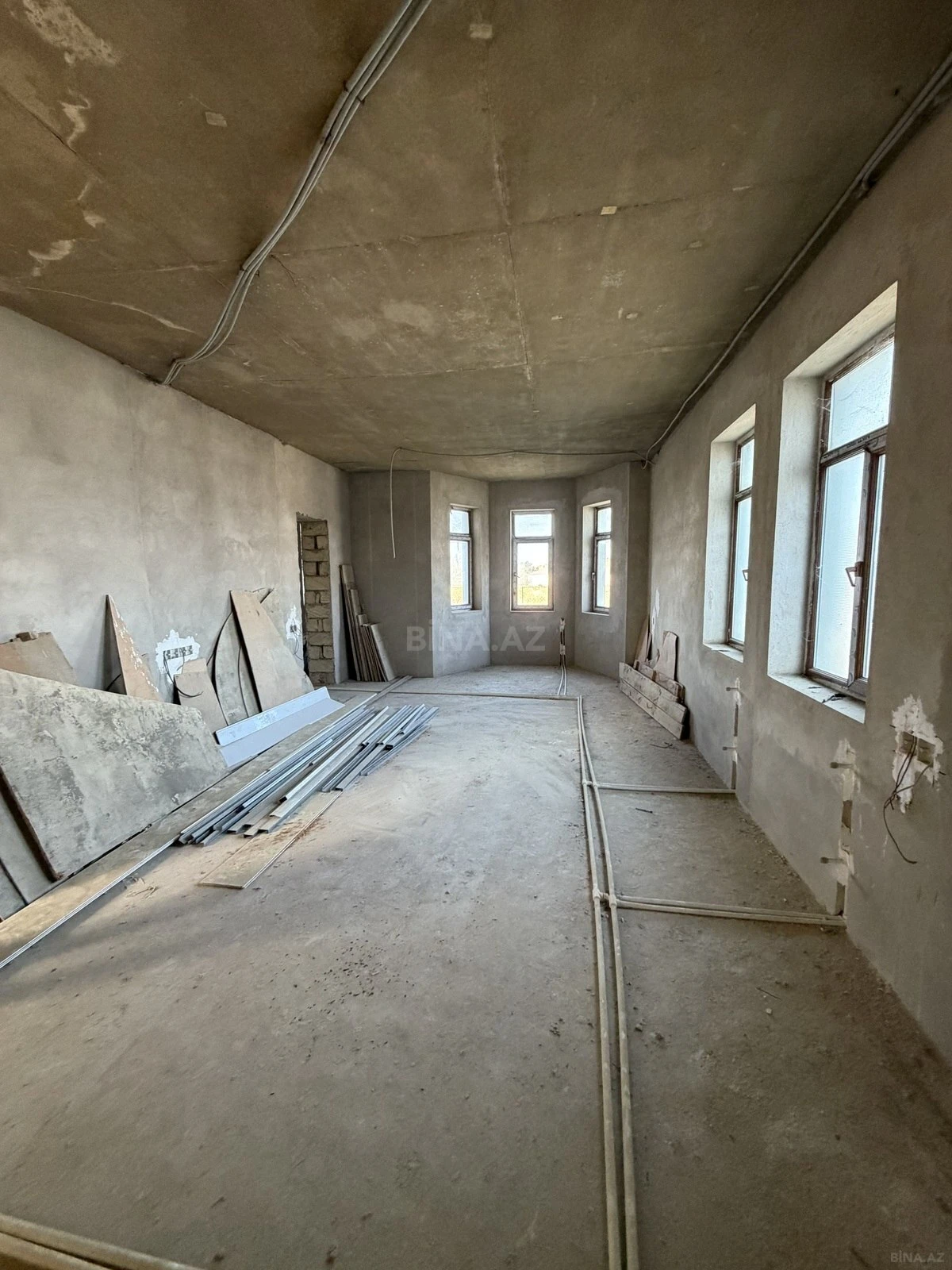 Satılır 14 otaqlı həyət evi 750 m²