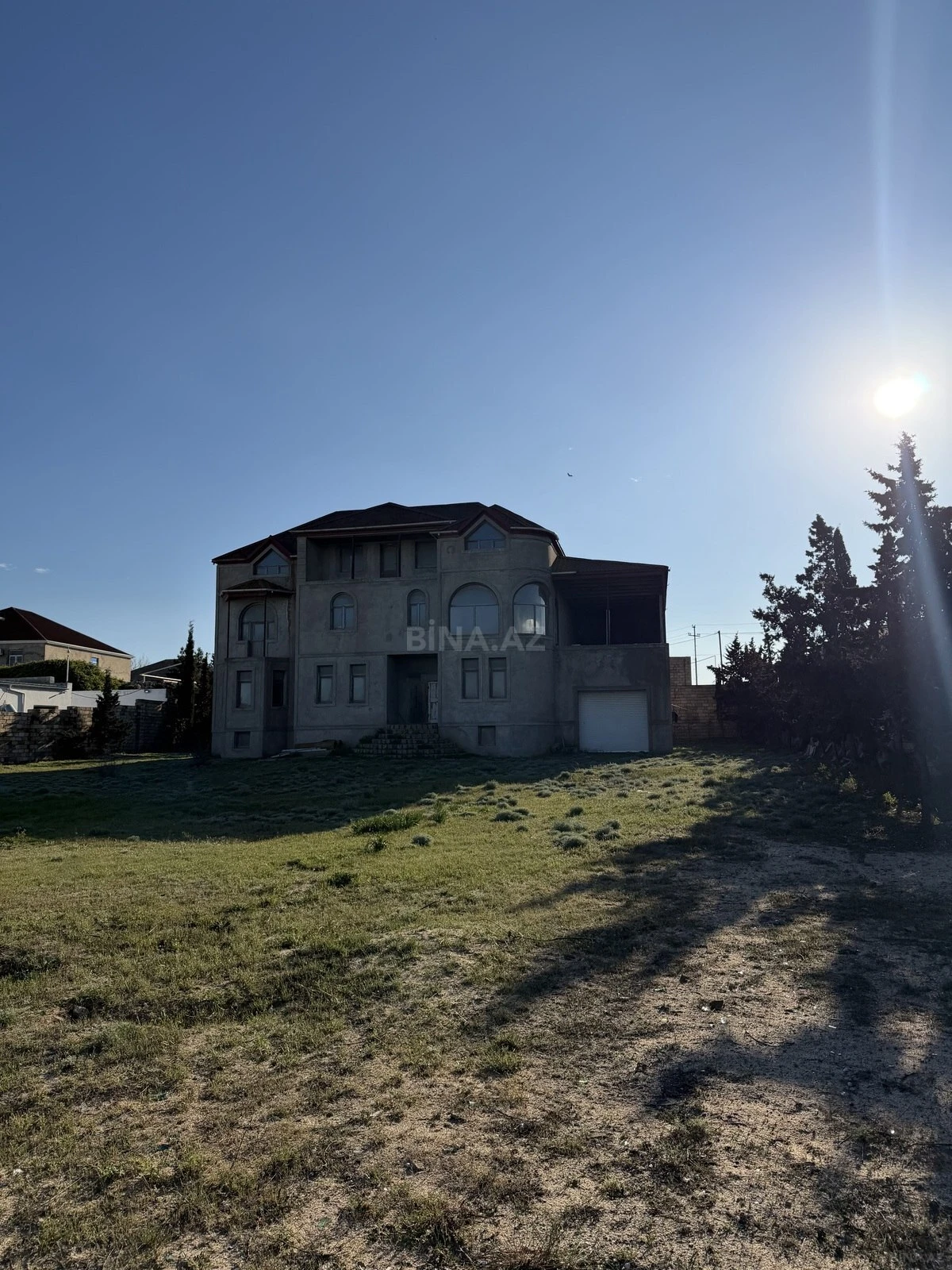 Satılır 14 otaqlı həyət evi 750 m²