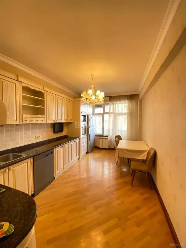 Kirayə verilir 4 otaqlı mənzil 160 m²