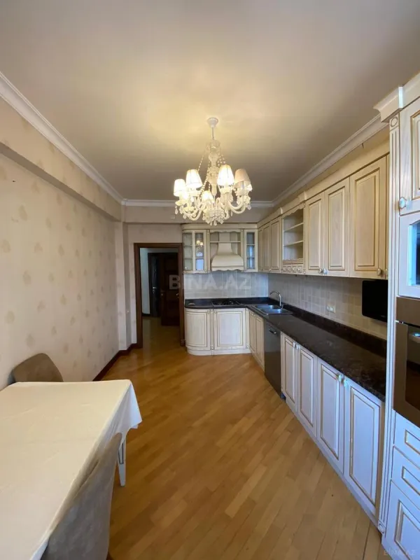 Kirayə verilir 4 otaqlı mənzil 160 m²