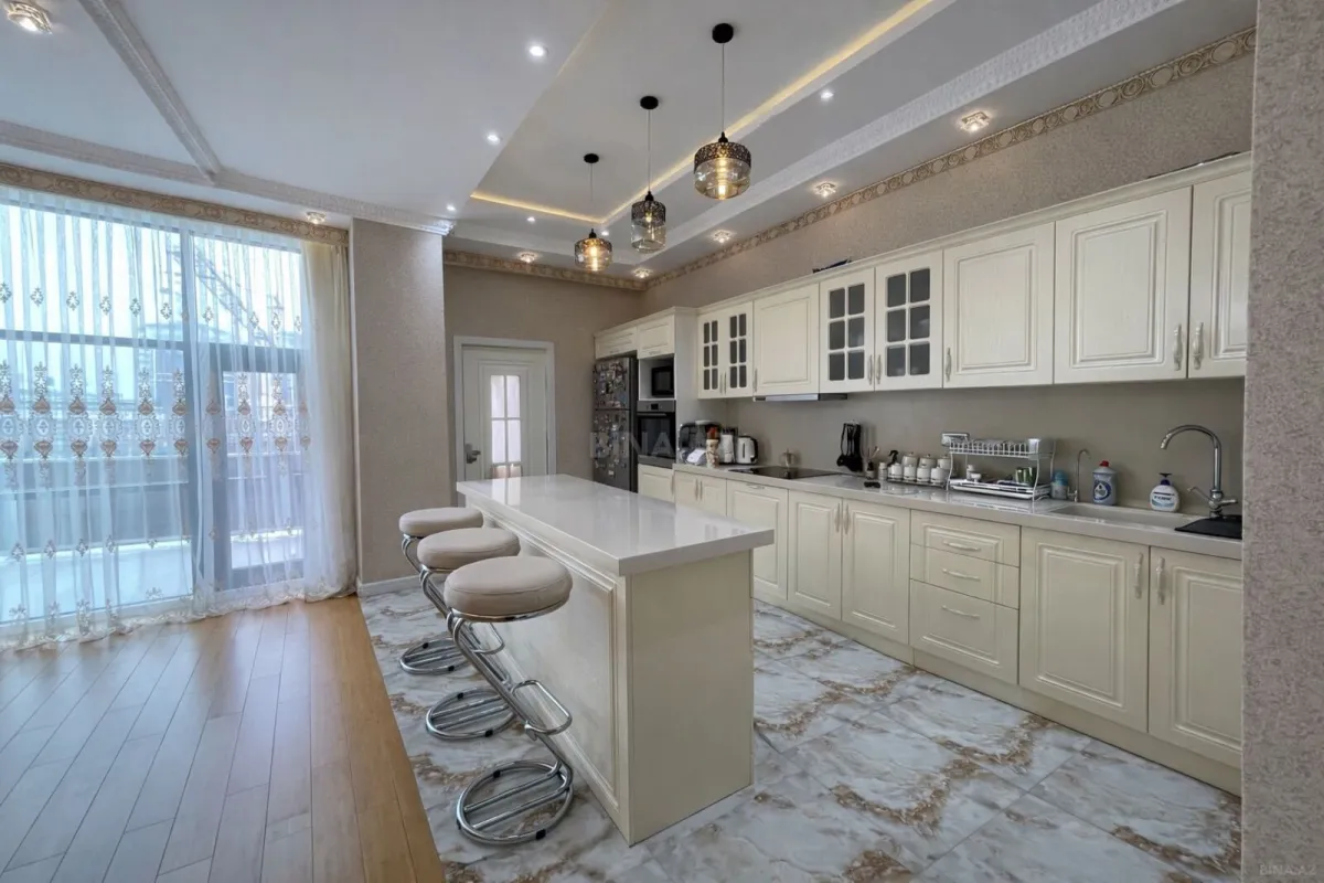 Satılır 3 otaqlı mənzil 185 m²