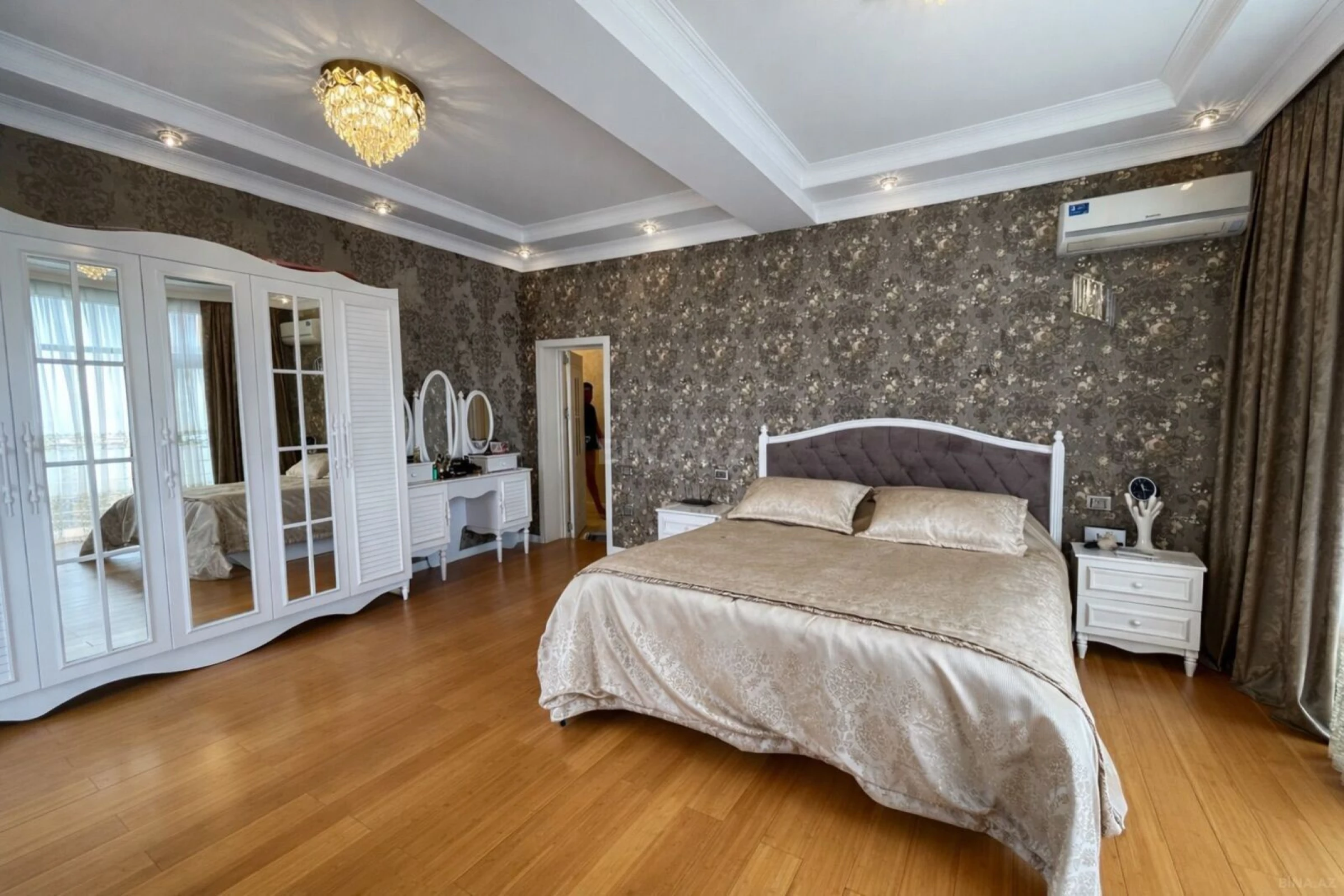Satılır 3 otaqlı mənzil 185 m²